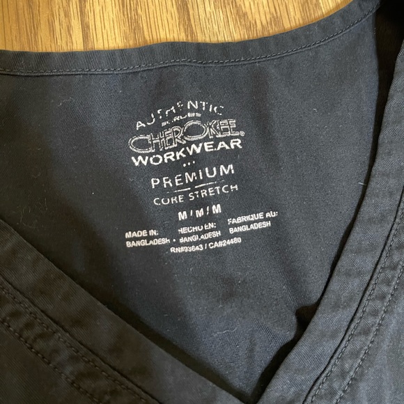 Cherokee scrub top size Medium - Picture 2 of 2